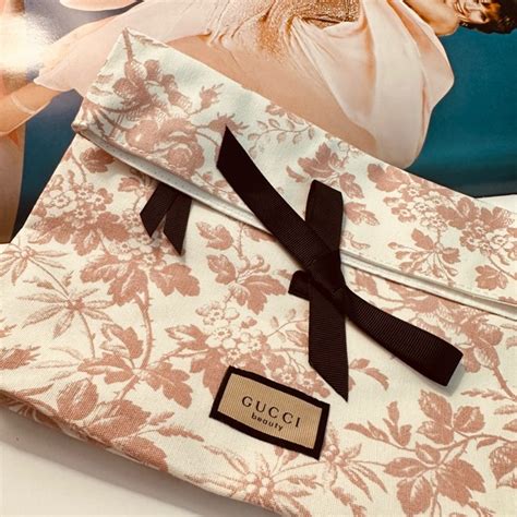 omaggio pochette gucci beauty